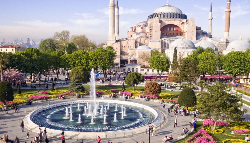Qindra udhëtarë, një zgjedhje – Blue Travel!