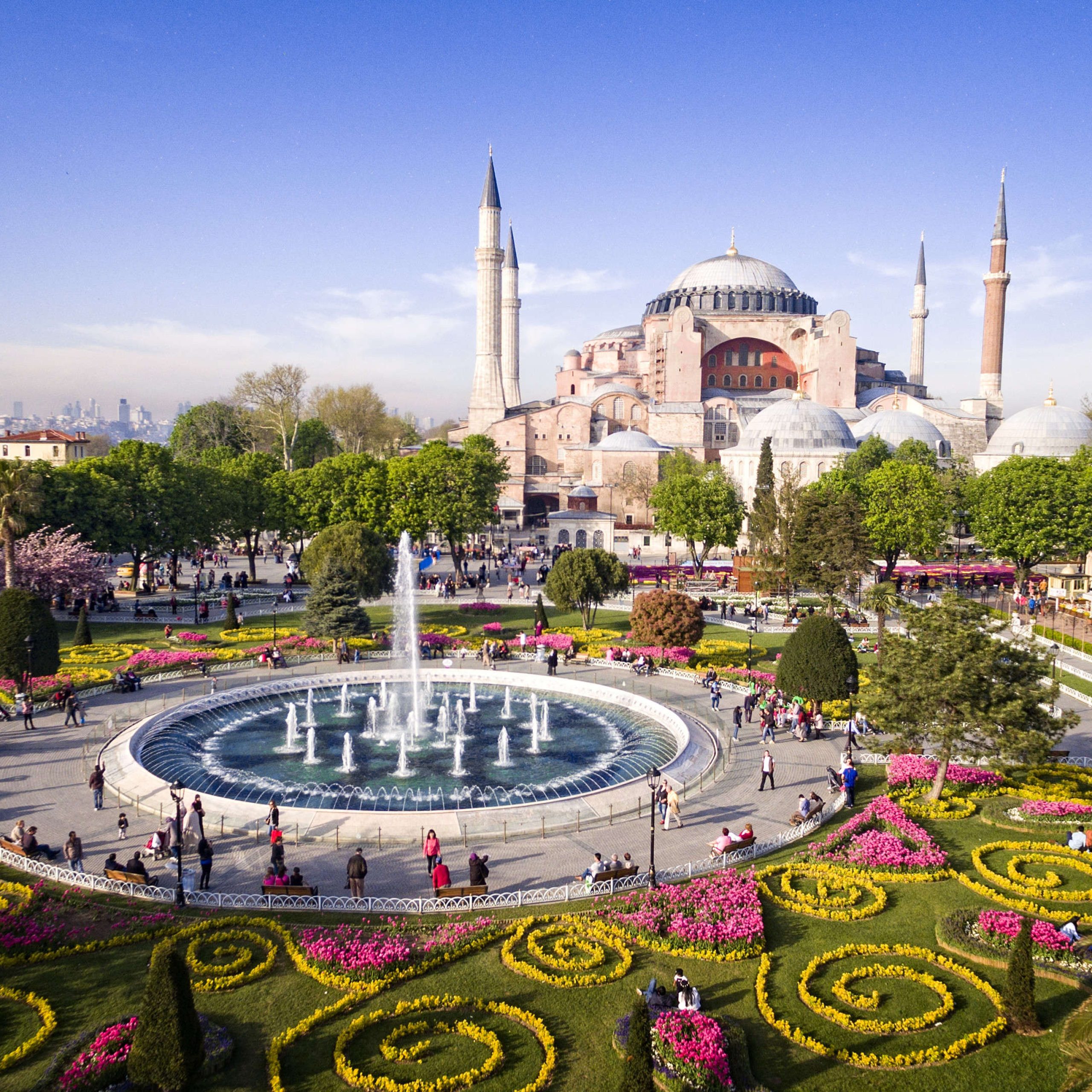Qindra udhëtarë, një zgjedhje – Blue Travel!