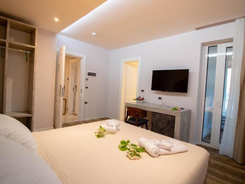 Dhome katershe (Bed & Breakfast)